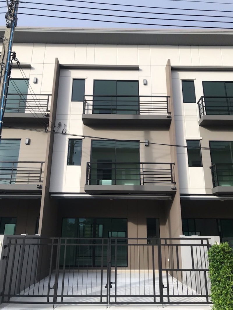 Townhouses for rent : For rent, 3-story townhome, Baan Klang Muang, Ratchaphruek - Sathorn, Pet friendly 🐱🐶💕 Pets allowed, land size 17 sq m, 3 bedrooms, 3 bathrooms.
