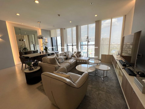 Combined 2 Beds with Bathtub 107.80 sq.m. Super High Fl. 30+ Perfect Location BTS Phloen Chit-Noble Ploenchit