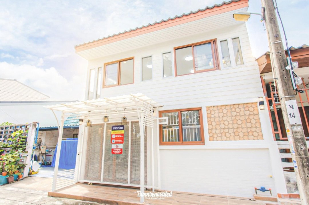 Townhome, 2 floors, 2 bedrooms, 2 bathrooms, newly renovated, minimalist white, French Village, Mailarp, only 2.69 million baht,