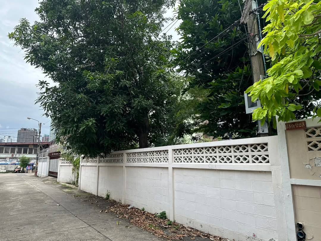 Sukhumvit Land for sale, Baeuty Land Sukhumvit 65/ Ekkamai/ Pridi 15/ Sukhumvit 71 Near BTS Ekkamai/ Phrakhanong Close to BTS ekkamai