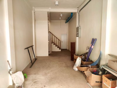 Shophouses for rent : Corner unit near MRT Wat Mangkon (700 meters) shophouse for rent in Yaowarat suitable for shops, hostels, or cafes. (Available June 1, 2026)