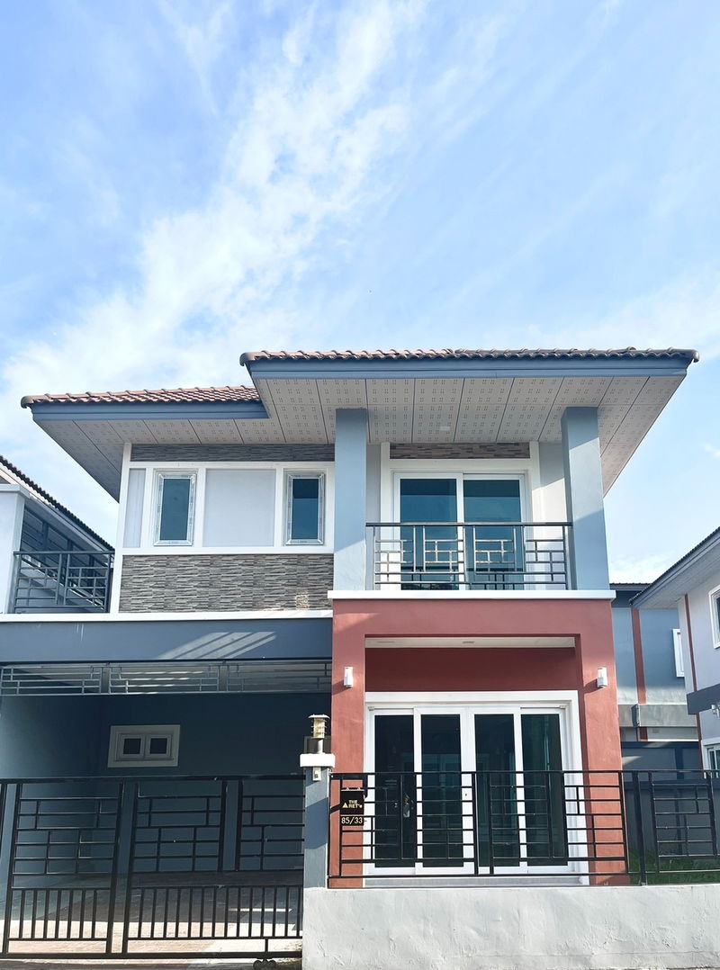 Twin houses for sale : Semi-detached house for sale in Pattaya, prime location near community areas 