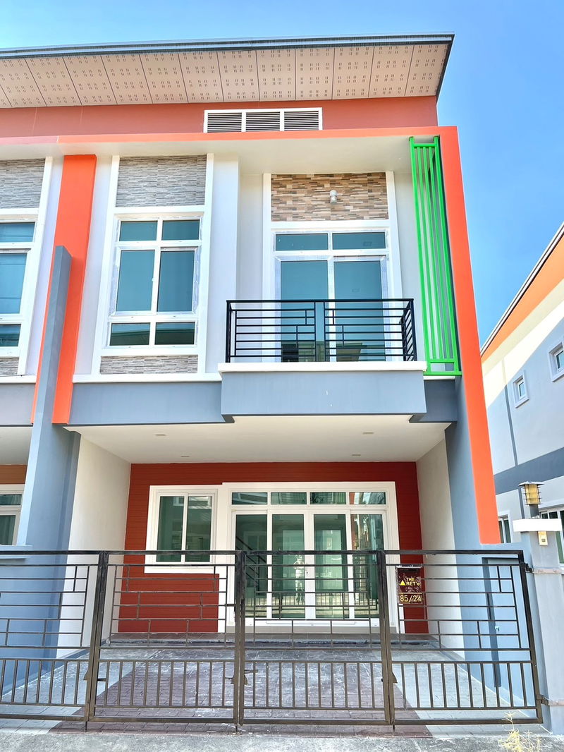 Townhouses for sale : Don't miss this great deal!! Affordable Townhome in Soi Noen Plub Wan, prime location near the community. 