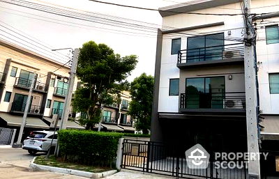 Townhouses for sale Thanon Thep Rak : 4-BR Townhouse in Khlong Thanon (ID 1999358)