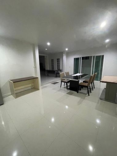 ให้เช่าบ้านเดี่ยว 6 ห้องนอน เขตบางกะปิ