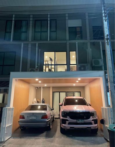 3-bed townhouse for rent, 161 sqm, 19.9 sq wah, Patio Srinakarin - Rama 9