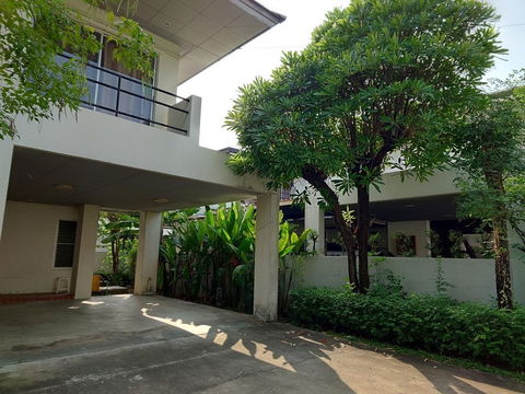 4 bedroom detached house, beautiful garden, for rent in Noble Tara Ngamwongwan Village, Nonthaburi about 5-10min walk MRT Station