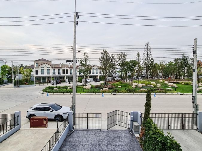 ให้เช่าทาวน์โฮม 3 ห้องนอน 137 ตร.ม. 34 ตร.ว. อินดี้ บางนา - รามคำแหง 2