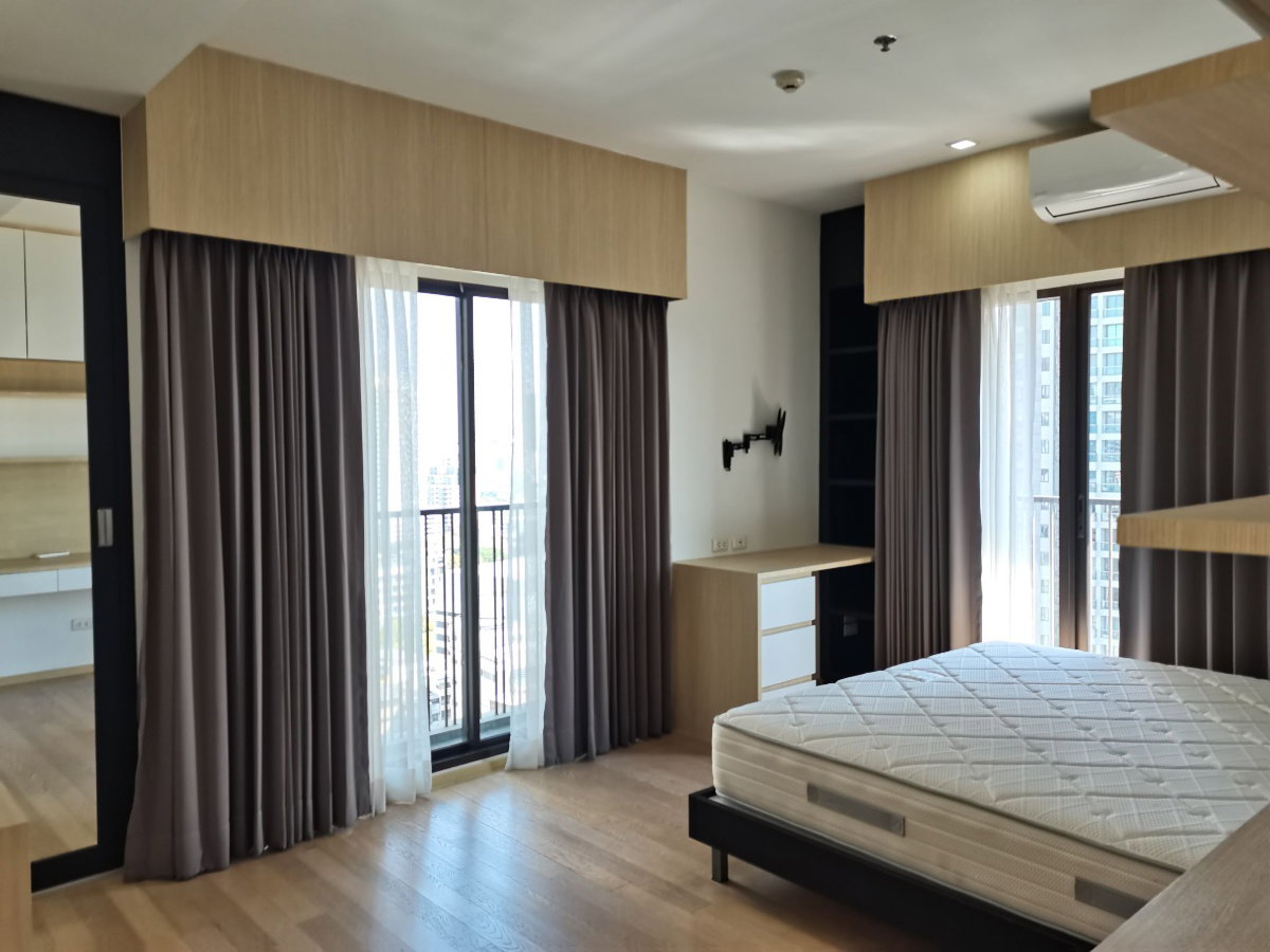 Available for rent! Noble refine Sukhumvit26 @BTS Promphong station/ Spacious 1 Bedroom with 50sqm. Ready to move in