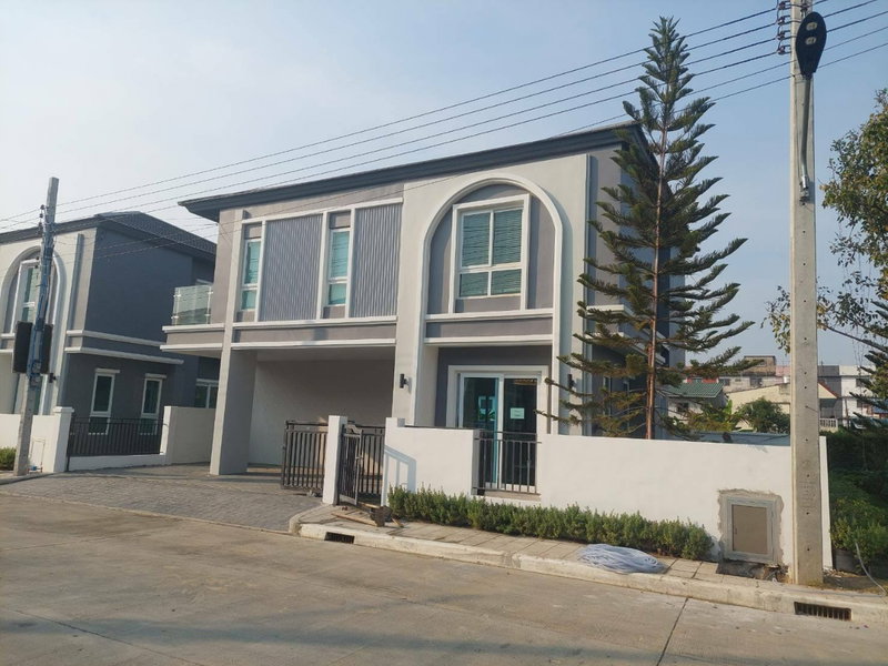 ขายบ้านเดี่ยว : Grand Verona  Ramkhamhaeng-Romklao บ้านเดี่ยวติดถนน  แปลงสวย ใกล้คลับเฮ้าส์ 4  Bedroom จอดรถ 3 คัน ราคา  8.29 ลบ.*