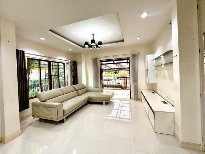 3-bed house for rent, 200 sqm, 68 sq wah, Setthasiri Wongwaen - Sukhaphiban 2