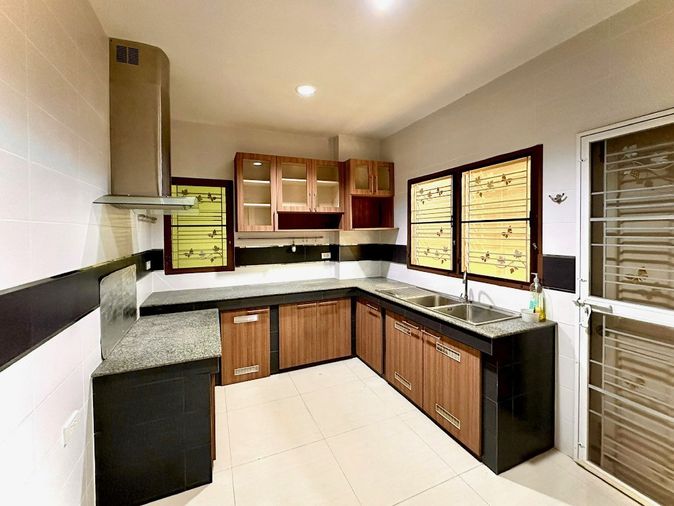 3-bed house for rent, 200 sqm, 68 sq wah, Setthasiri Wongwaen - Sukhaphiban 2