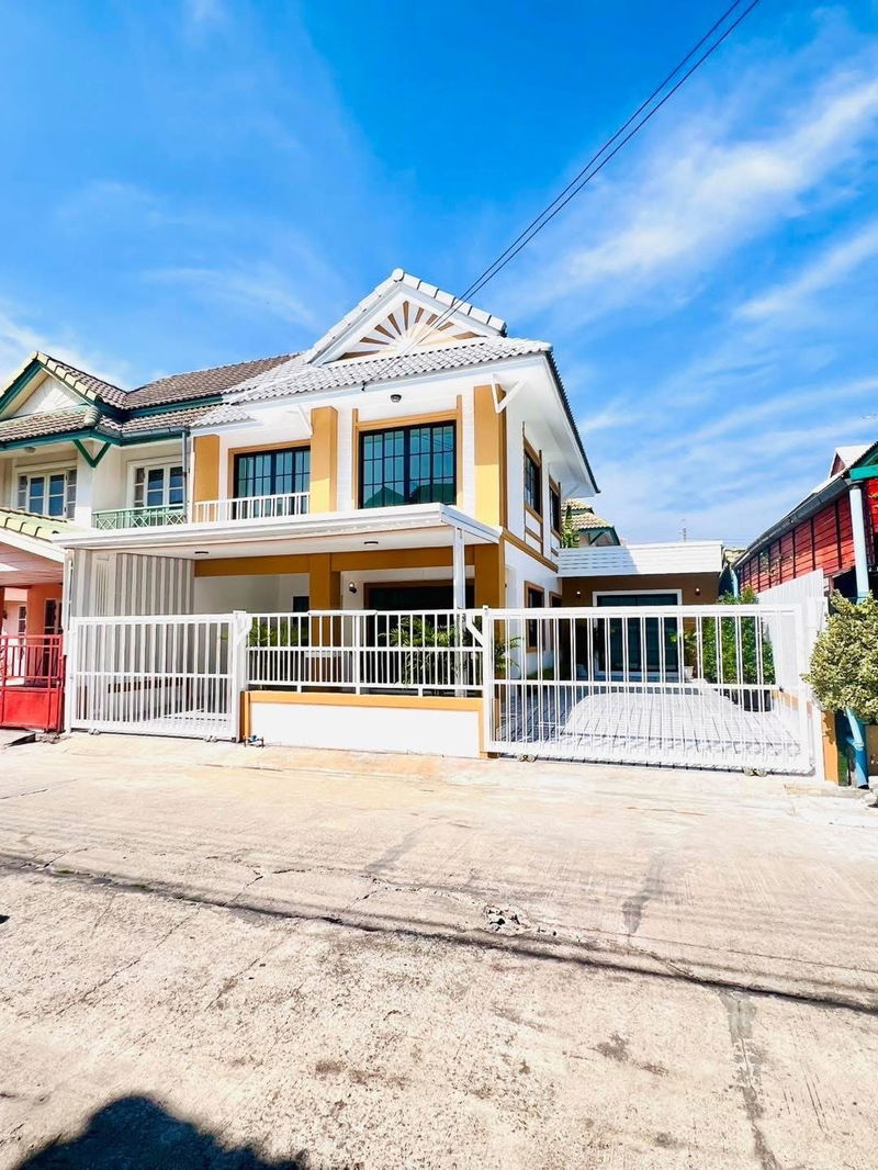 ขายทาวน์โฮม : บ้านสวยพร้อมอยู่ รีโนเวทใหม่ทั้งหลัง แถมเฟอร์นิเจอร์ครบ!