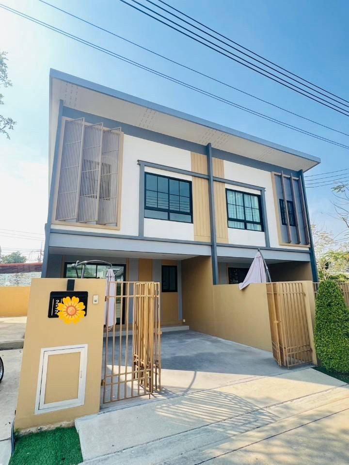 Townhouses for sale : 2-storey townhome for sale, first-hand Japanese style, 3 bedrooms, 3 bathrooms, good location, Osaka Village, Ramintra-Kubon, price 3.79 million baht.