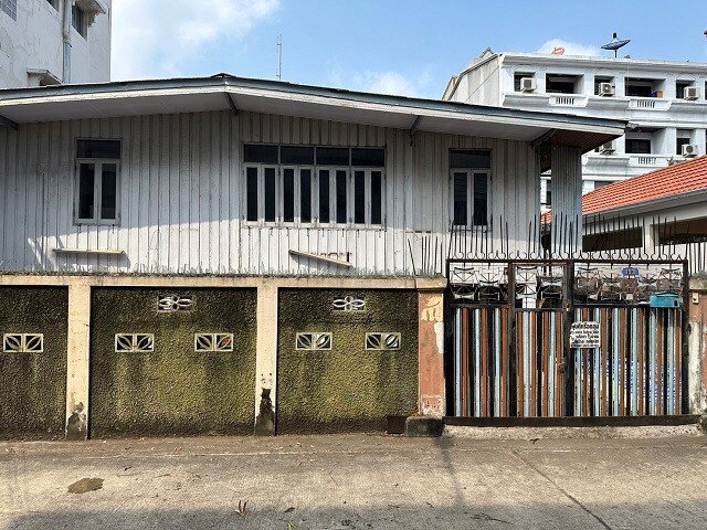 LTHC11589 – HOUSE FOR SALE Size 49 sq.w. 240 sqm. 4 beds 2 baths Near Central Rama 3 ONLY 16 MB
