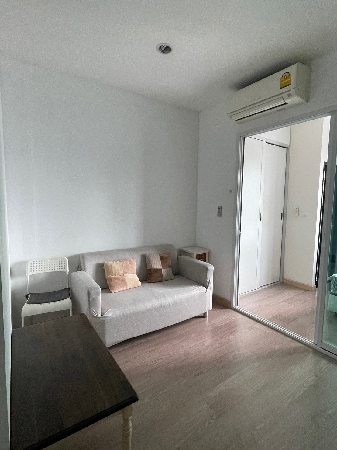 Add line : @cutecondo beautiful room + fully furnished Quick response