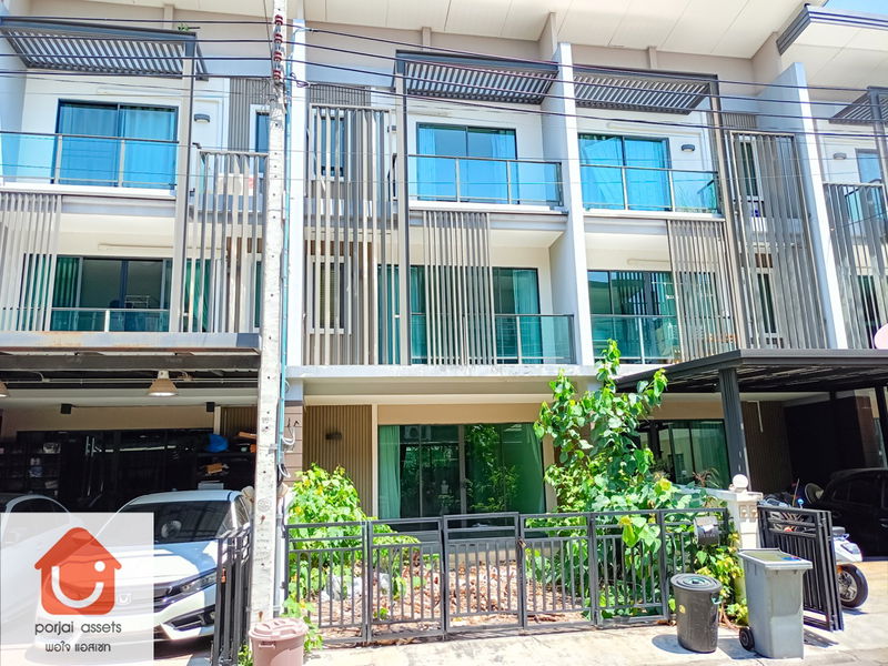 Townhouses for sale : 3-Storey Townhome for sale, Town Avenue Merge Rattanatibet