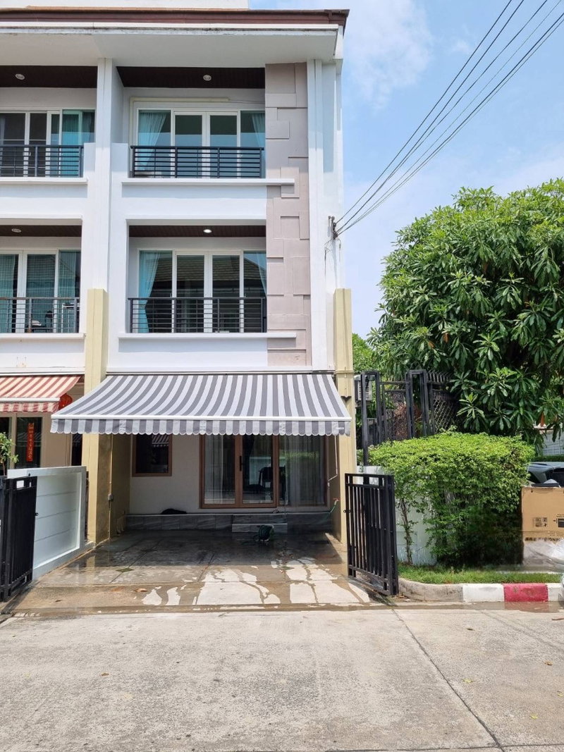 Townhouses for rent : House for rent Baan Klang Muang s Sense Rama 9-Lat Phrao, ready to move in. If interested, contact Line @goodmanpro or call 0999029192.