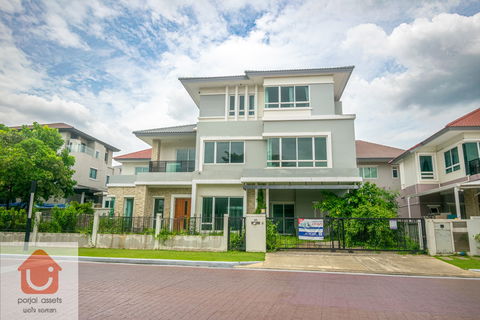 ขายบ้านหรู แกรนด์ บางกอก บูเลอวาร์ด พระราม 9-ศรีนครินทร์ คฤหาสน์หรู 3 ชั้น แบบ 5 ห้องนอน ขนาด 101.3 ตร.วา ทำเลถนนกรุงเทพกรีฑา