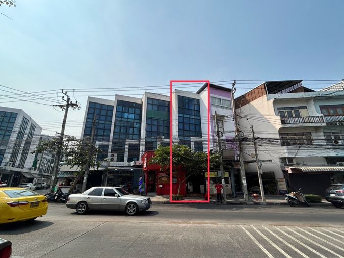 ขายตึกแถว ปากซอยลาดพร้าววังหิน 33 โทร 0999983897