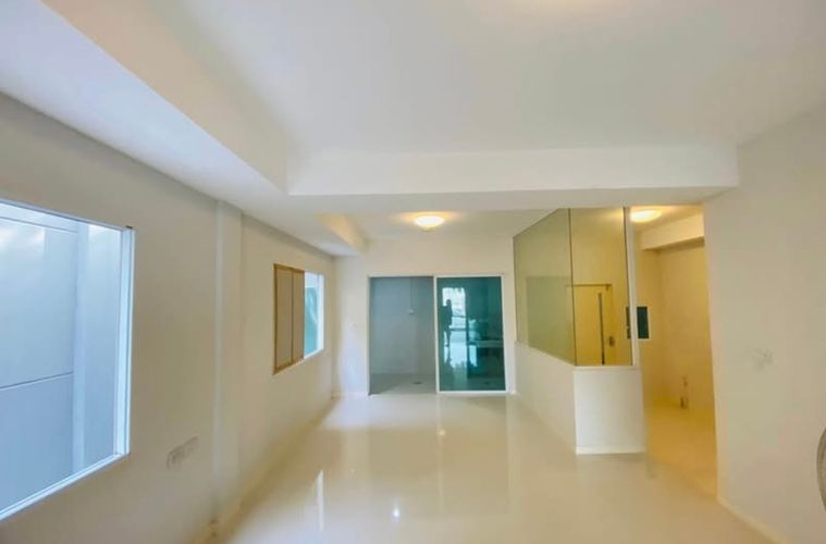 3-bed townhouse for rent, 150 sqm, 35 sq wah, indy Srinakarin - Romklao