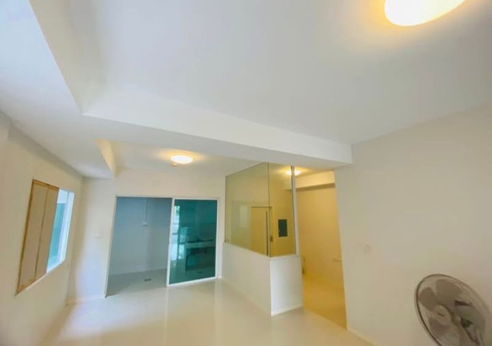 3-bed townhouse for rent, 150 sqm, 35 sq wah, indy Srinakarin - Romklao