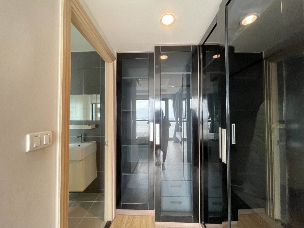 picture Ladda Plus Condo Sriracha high-floor unit with a sea view near Central Sriracha - 9/12