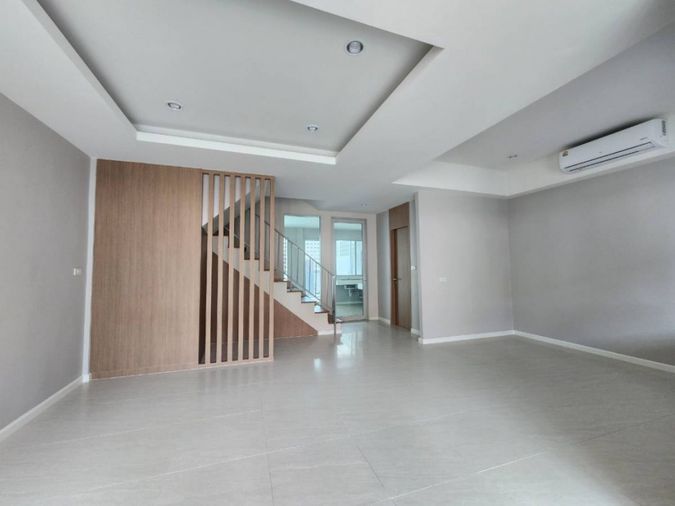 Townhome for sale, Sukhumvit 50, renovated, very beautiful, convenient travel, 31 sq m, very close to the expressway.