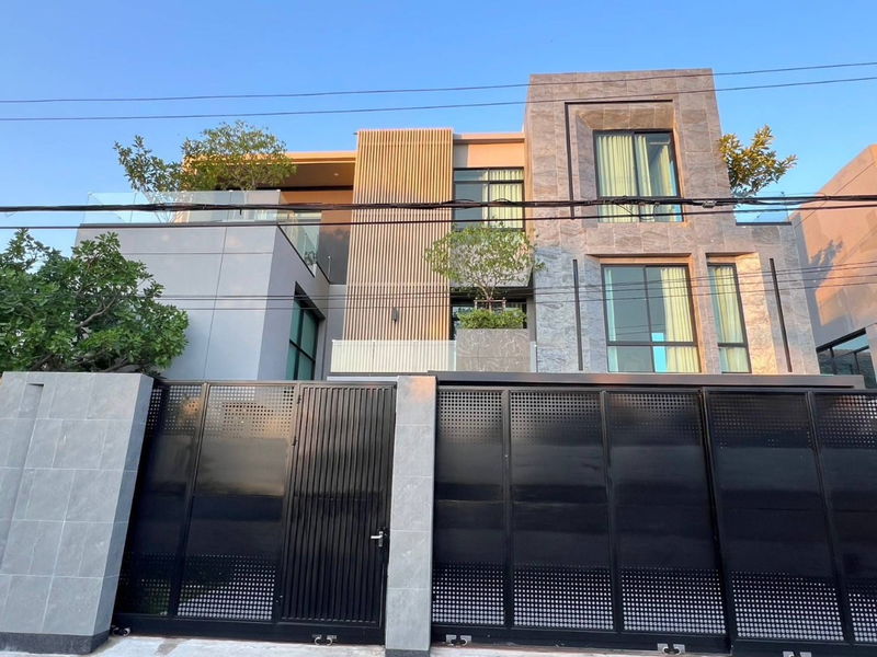 บ้านเดี่ยวให้เช่า : บ้านเดี่ยวหรู 3 ชั้น (4ห้องนอน 6ห้องน้ำ 1ห้องแม่บ้าน)