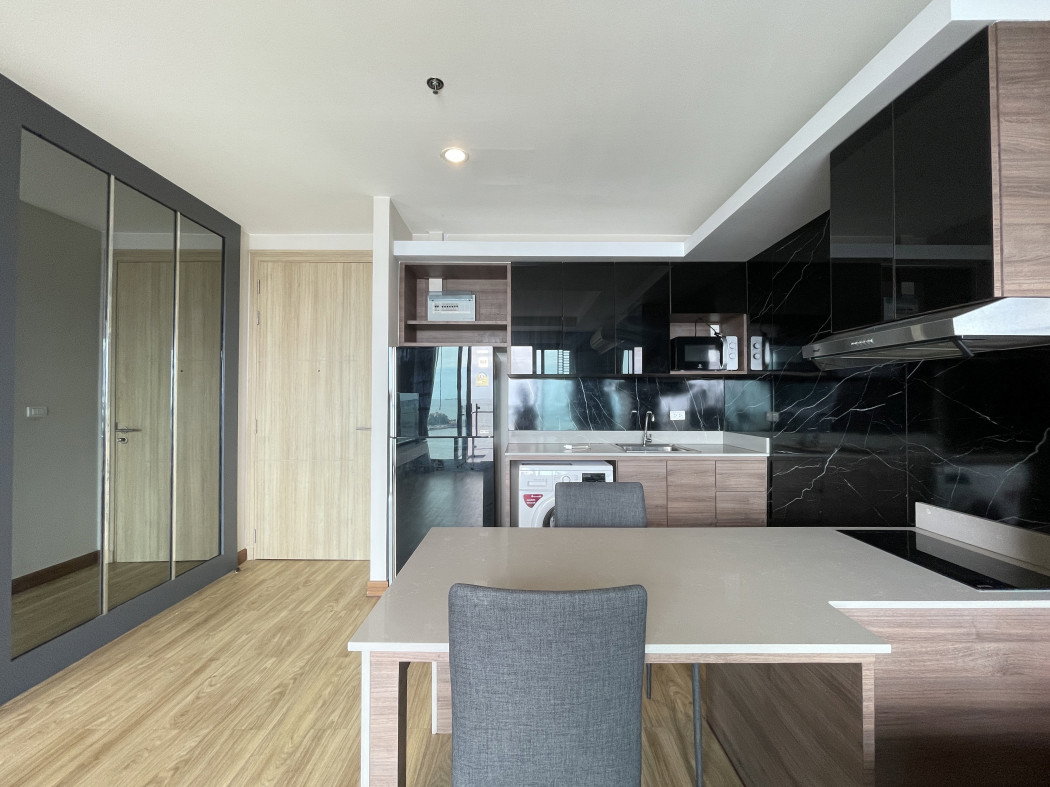 picture Ladda Plus Condo Sriracha high-floor unit with a sea view near Central Sriracha - 7/12