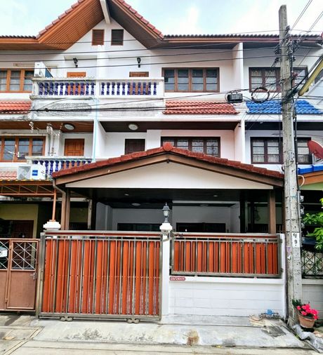 Townhome for sale, newly renovated, 155 sq m., 20 sq m, near the expressway, train station.