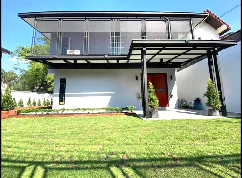 ขายบ้านเดี่ยว : ขาย บ้านเดี่ยว หมู่บ้าน ทิมเรืองเวช ซอยพหลโยธิน 48 รีโนเวทใหม่ทั้งหลังสวยมากๆ  พื้นที่กว้าง 92 ตรว. ใกล้รถไฟฟ้า 2 สาย เป็นส่วนตัวมาก 