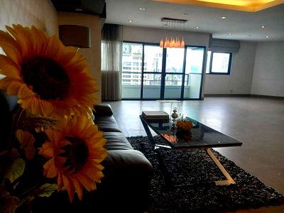 Condos for sale Assumption Convent Silom School : The project "Sathorn Gardens" is a luxury condominium.