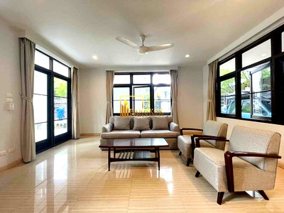 Houses for rent MRT Phetchaburi : Sophisticated 3 Bedroom House For Rent in Nana - BR28002SH