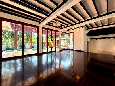 Houses for rent BTS Phrom Phong : Expansive 3 Bedroom House With Private Pool in Phrom Phong - BR28021SH