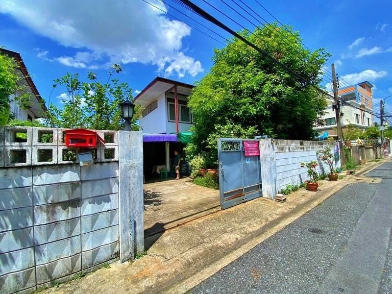 For sale: Two-story detached house with land, located in Sement Thai Village, Soi 10, Chatuchak District, Ngamwongwan.