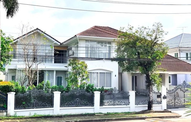 ขายบ้านเดี่ยว : บ้านเดี่ยว แต่งหรู หมู่บ้าน ลัดดารมย์ ปิ่นเกล้า-กาญจนาภิเษก รีโนเวท ทาสีใหม่ทั้งหลัง ตัวบ้านตั้งอยู่ใกล้สระว่ายน้ำ เพียงเดินไม่กี่ก้าว