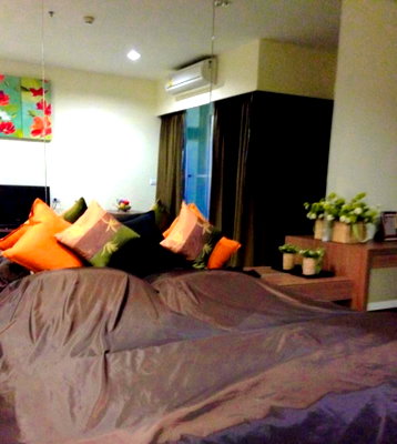 คอนโดให้เช่า : The Address Siam【𝐑𝐄𝐍𝐓】🔥สัมผัสความอบอุ่นและเรียบหรูในห้องนอนสไตล์เอิร์ธโทน พร้อมหมอนสีสดใสเติมความสดชื่นทุกวัน🔥 ติดต่อไลน์ไอดี: @hacondo