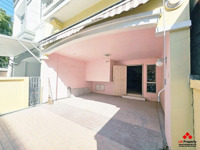 ขายทาวน์โฮม : ขายทาวน์โฮม 3 ชั้น 23 ตรว. บ้านกลางเมือง ติดถนนศรีนครินทร์