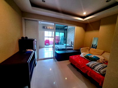 Condos for rent : 8,000 baht/month studio Country Complex BTS Bang na