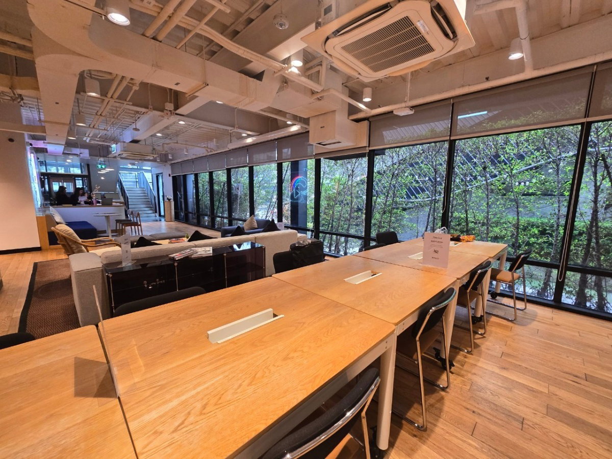 Premium office space for rent in the city center at Suthi Tower on Phetchaburi Road. Fully equipped with comprehensive office services and facilities.