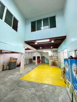 sale of warehouse with residence, location behind YW, 3 bedrooms, 3 bathrooms, selling for only 7.5 million baht.