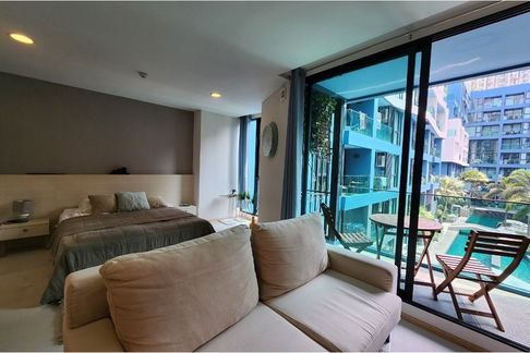[920611001-310] "AQUA Jomtien Condo: Modern Living Awaits!"