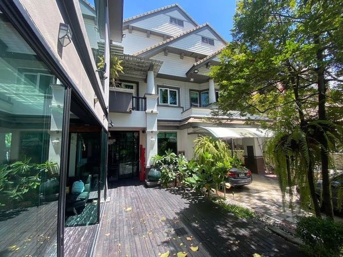 LTH12170 – Luxury Detached House FOR SALE in Pattanakarn Size 136.9 sqw. 500 sqm. 5 beds 5 baths Near BTS Onnut Station ONLY 54 MB