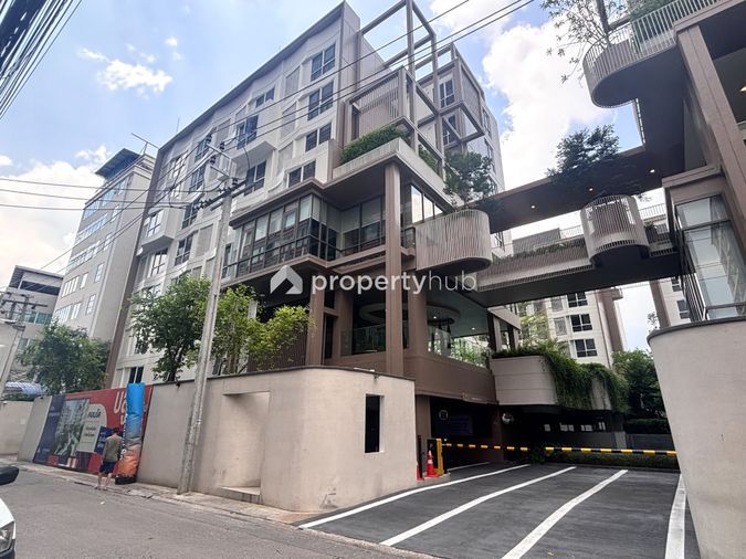 Blue Phahonyothin 35