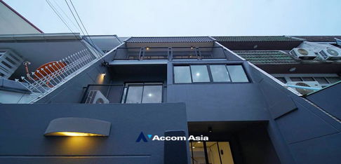 🔼🔽 AccomA 📩 Home Office 3 BR Townhouse in Khlong Ton Nuea (AA12098)