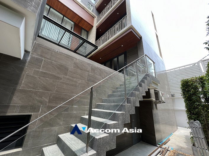 picture 🔼🔽 AccomA 📩 Luxury Modern Pool Villa with Full Glass and Natural Finish (AA34992) - 2/20