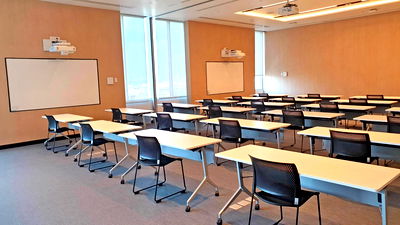 Office for rent Bangna Commercial College : Service office space for rent on 66 Tower building in Phra Khanong area, near BTS Udomsuk. Complete facilities and office equipment.