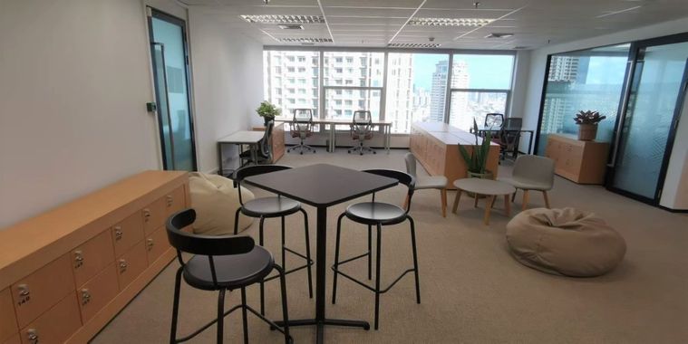 Office space for rent in the heart of Sathorn Empire Tower many facilities, restaurants, cafes, convenience stores, parking.