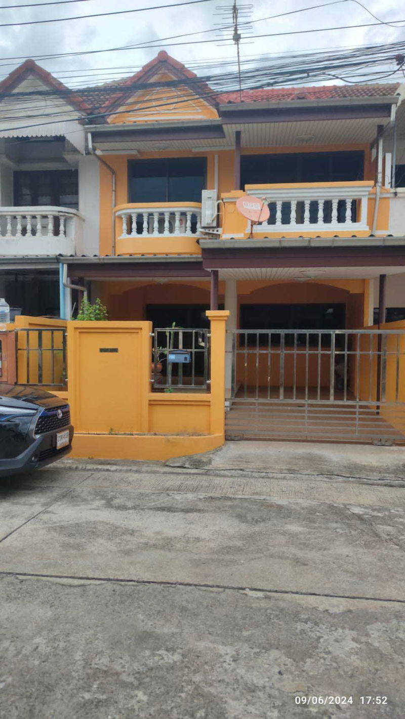 Townhouses for sale : Selling a 2-storey house, Praphailin Village, Lat Phrao 41/1, Lat Phrao Road, Bangkok.